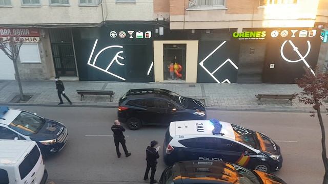 Поздравление с Днем рождения от Испанской полиции на карантине смотреть онлайн