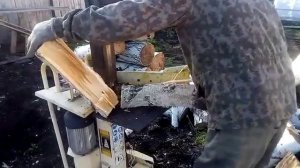 Как колет дрова вертикальный колун