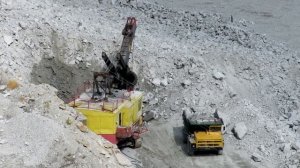 Карьерный самосвал 30-тонник БЕЛАЗ-7522 на погрузке