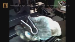 Вторая гибка хомута вокруг оправки.