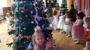 Хоровод«Ёлка»//Новогодняя песня про елочку для детей 2-3 лет//Блестят на елке бусы,Хлопушки и звезд