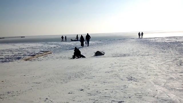 Папы вам не мамы! Катание на санках. смотреть онлайн