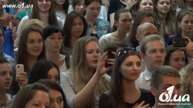 o1.ua - Святослав Вакарчук поет гимн Украины с одесскими студентами / Новости Одессы смотреть онлайн