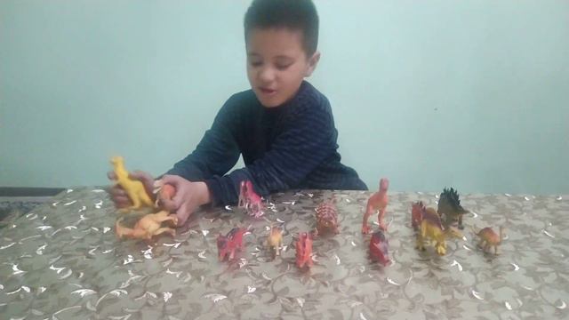 Коллекция игрушек динозавров смотреть онлайн
