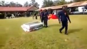ТАНЦЫ С ГРОБОМ. УРОНИЛИ ГРОБ С ПОКОЙНИКОМ ВНУТРИ. COFFIN DANCE