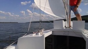 Яхта "Милена" возвращается после гонок на Печенежском водохранилище.