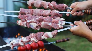 По этому грузинскому рецепту мясо не маринуют. Мцвади на мангале.