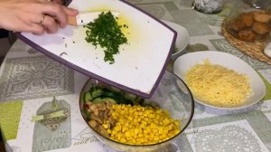 Обалденный салат из курицы с маринованными шампиньонами??простой рецепт салата/стоит попробовать?