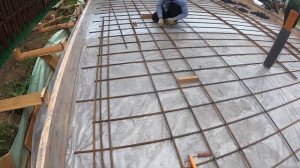 Железобетонная плита под гараж своими руками/Доделали опалубку/Положили пленку/Вяжем арматуру