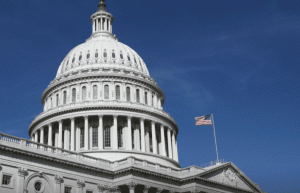 Перепугали всю Америку: перевернутый флаг США случайно повесили над Капитолием