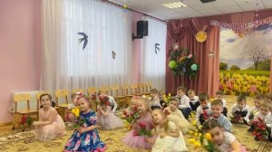 Танец с цветами на 8 марта. Средняя группа. КАК ВЕСЕЛО КАЧАЕТСЯ ЦВЕТОК.