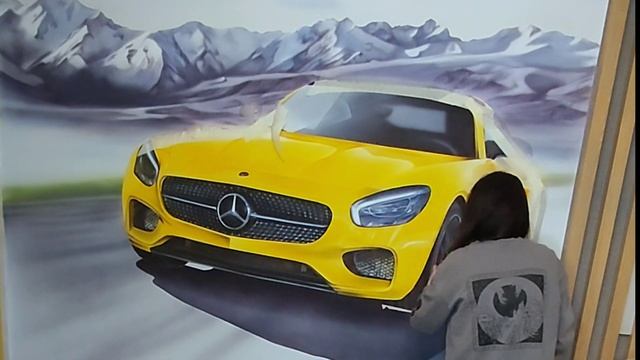 Роспись стены в стиле реализм. Аэрография. Mercedes AMG GT. Желтая машина в интерьере? смотреть онлайн