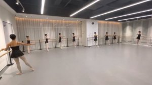 Grands battements jetés ( гранд батман )