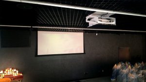 Опускание проектора и экрана