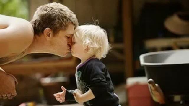 Парень со своим 3-х летним сыном поют для жены своей смотреть онлайн