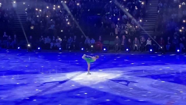 ? Елизавета Туктамышева – Shallow (Юбилейное шоу Евгения Плющенко «35 лет на льду», 6.XI.22) смотреть онлайн