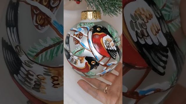 Арт. Л19 Распаковка Шар с ручной росписью 100 мм «Снегири на ёлочке»