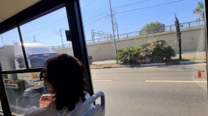 Едем с Аэропорта Адлер в цент Сочи на железнодорожный вокзал на автобусе.