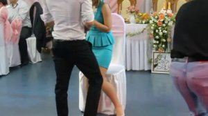 Свидетели "соблазняют" друг друга на свадьбе