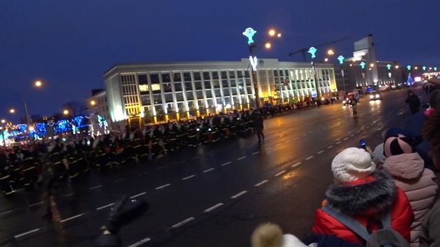 Шествие дедов морозов Минск 28,12,2019 смотреть онлайн