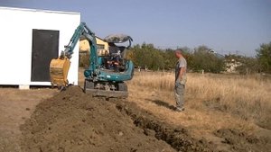 Строительство времянки. Копка траншеи миниэкскаватором.