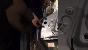 Как снять замок двери лексус?
