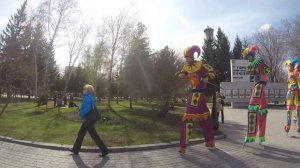 скоморохи на ходулях