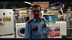 Молодой человек охрану вызвать?