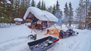 Живём в Лесной Избе, Далеко в Тайге.Ловим Щуку на Озере.Уха на Свече.Солим Щучью Икру