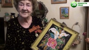 Вручение памятного знака ветерану Эльвире Попель