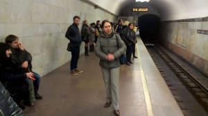 Девушка поет в метро Харьова