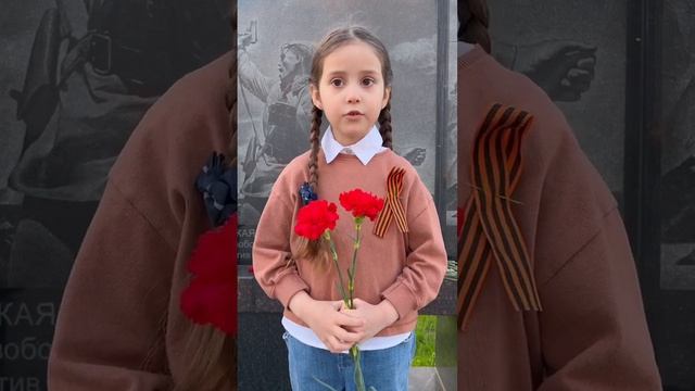 Оборваного мишку утешала. Стихотворение ко дню ВОВ
