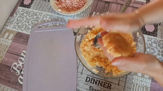 Что приготовить из вчерашнего картофельного пюре? Картофельные зразы с колбасой и сыром.