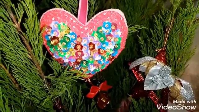 ЁЛОЧНЫЕ УКРАШЕНИЯ СВОИМИ РУКАМИ. НАШИ ИДЕИ УКРАШЕНИЯ ПРАЗДНИКА! #новыйгод #интересныеидеи