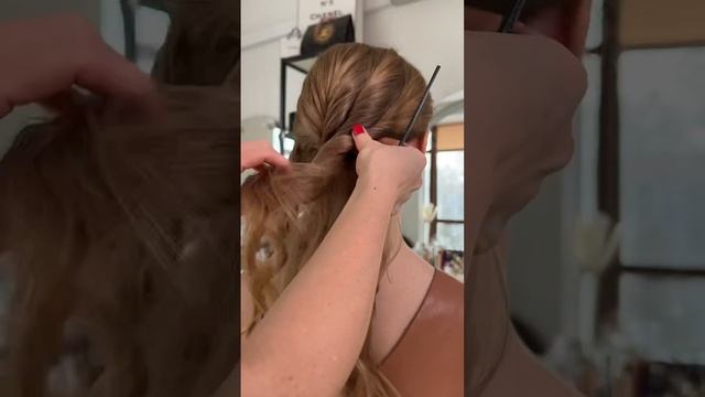 Текстурный пучок на длинных волосах смотреть онлайн