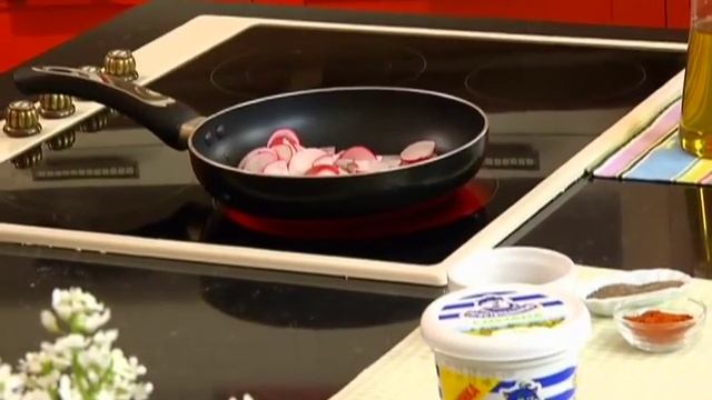 Жареный редис с яйцом и паприкой