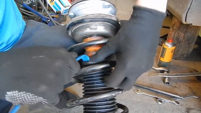 BMW 318d (E90). Замена передних стоек. смотреть онлайн