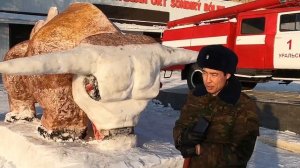 В Уральске пожарный украшает город скульптурами из снега