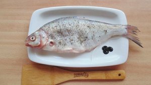 Лещ в духовке в рукаве