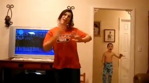 Убого танцующая девушка, и потрясный отжиг паренька.mp4
