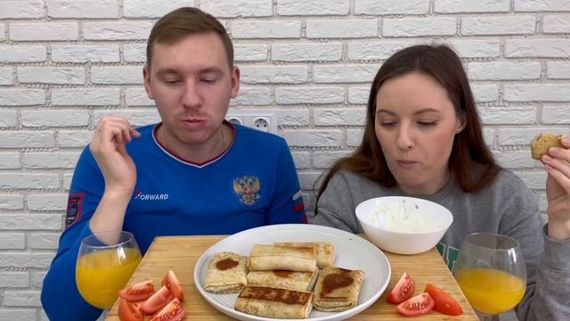 МУКБАНГ БЛИНЫ С МЯСОМ СМЕТАНА  MUKBANG PANCAKES WITH MEAT ответы на вопросы Морозко с пылу с жару