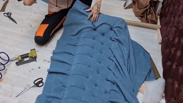 Диванчик в каретной стяжке своими руками. Делаем диванчик с гнутой спинкой. Диванчик мягкий DIY смотреть онлайн