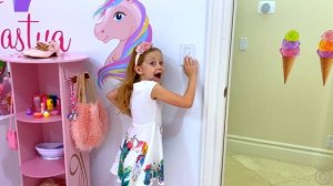 Настя собирается посмотреть детское видео Jungle Beat