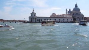 Морская прогулка по "большой воде" в Венеции и панорама собора Санта-Мария Делла Салюте. Venice.