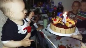 Тортик со свечкой. С днем рождения, Антон