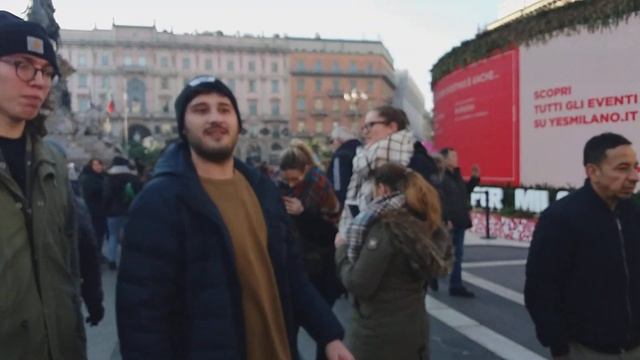 Внутри главной елки города Милан на площади Дуомо. Италия, Ломбардия