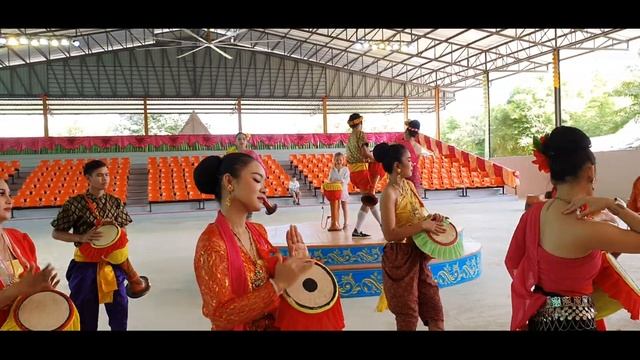 Тайланд Паттайя Деревня длинношеих женщин отдых в ноябре высокий сезон.Замечательная погода. смотреть онлайн