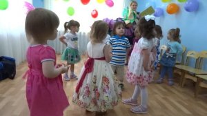 спит погремушка....