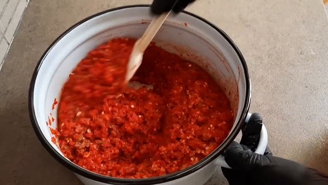Свежая красная грузинская аджика