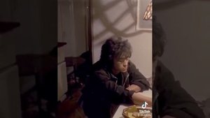 Люди на две категории одни сидят на трубах а другим нужны деньги